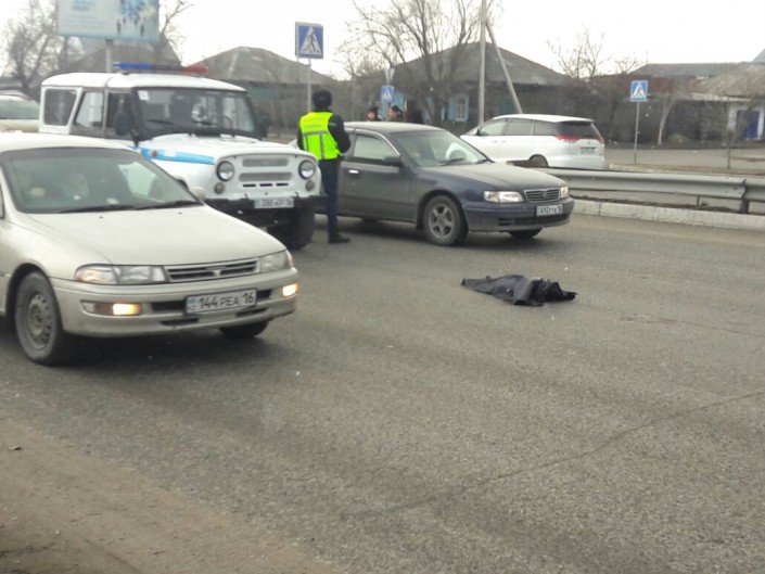 Грузовой автокран сбил школьниц на пешеходном переходе в Семее