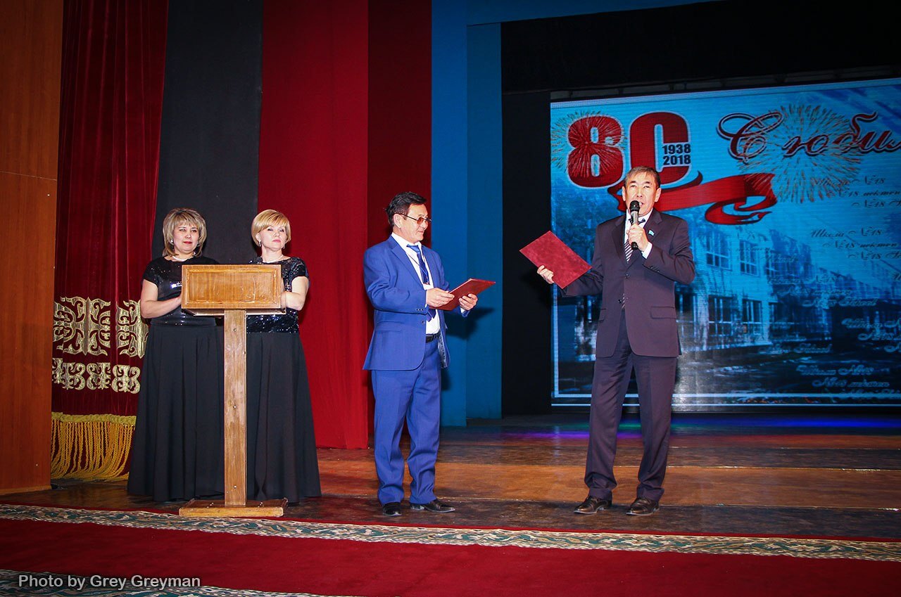 В Семее торжественно отметили 80-летие Cредней общеобразовательной школы №18