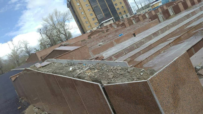 В Семее вновь ремонтируют каскадный фонтан