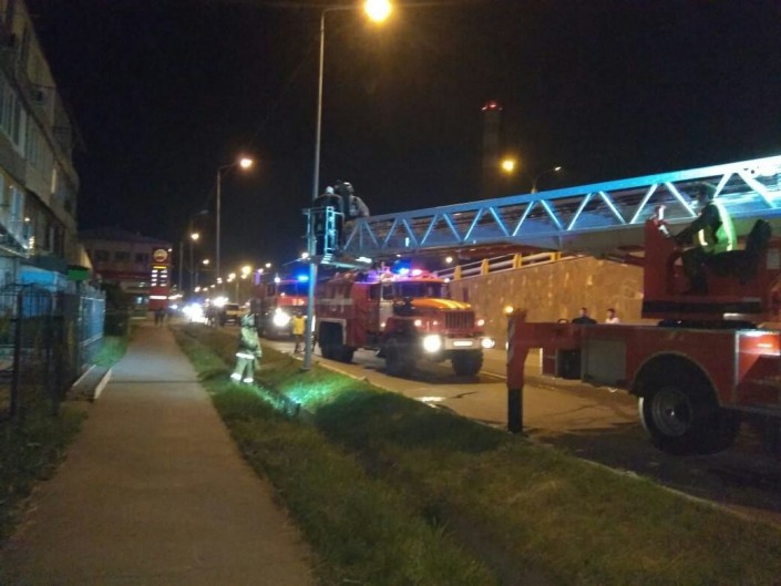 В Алматы из горящего дома пожарные вытащили 16 детей