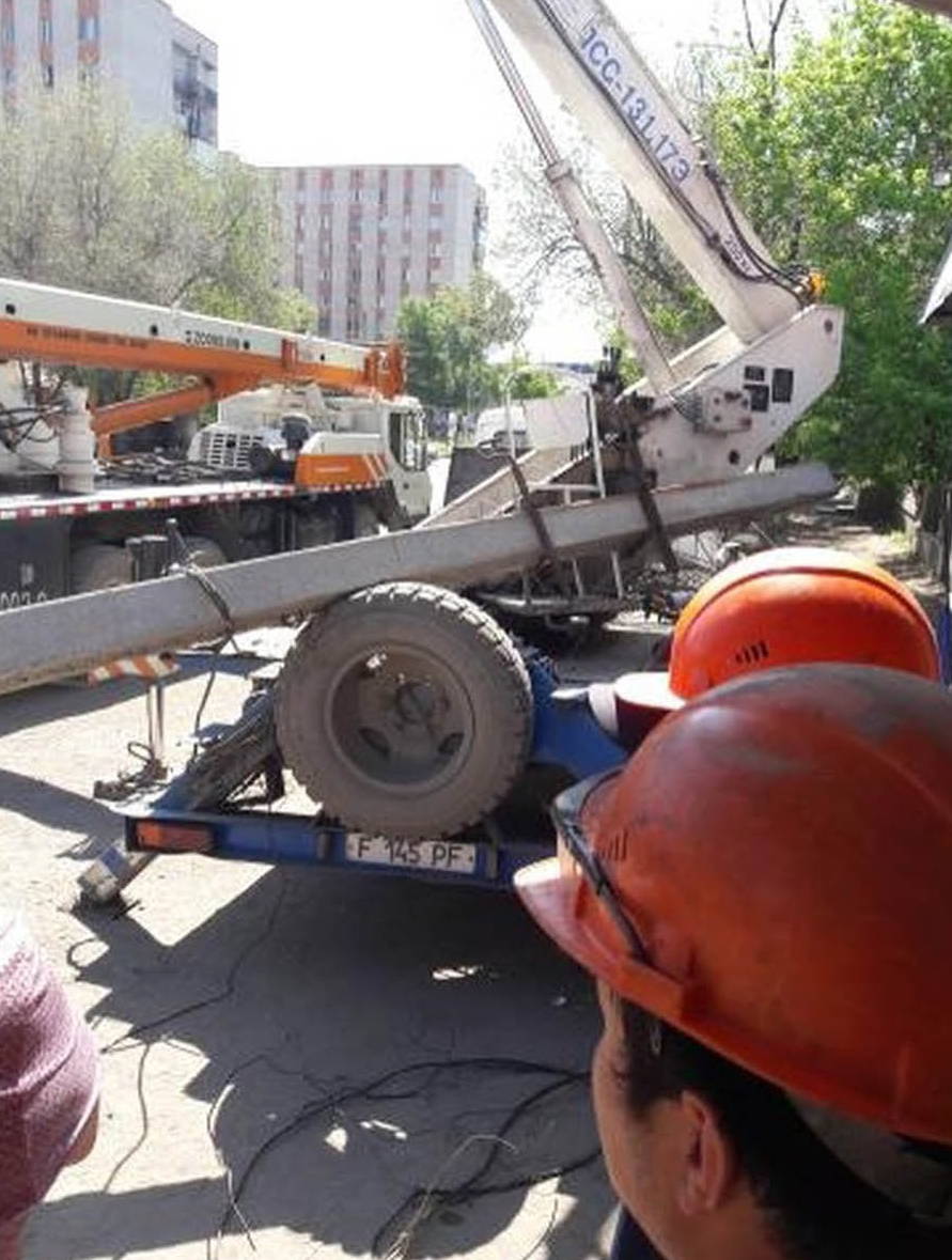Дефектную опору линии электропередачи в Семее заменили на новую