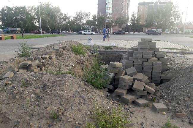 Фонтан на центральной площади Семея зарастает сорняками