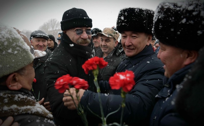 Александр Розенбаум возложил цветы к памятнику погибшим в афганской войне в Павлодаре