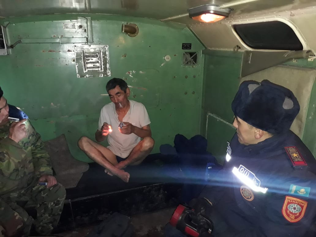 Спасатели Семея вытащили автомобиль  вместе с водителем из болота