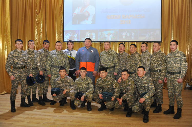 С военнослужащими регионального командования «Восток» встретился двукратный победитель турнира «Әлем барысы» Айбеков Нугымаровым