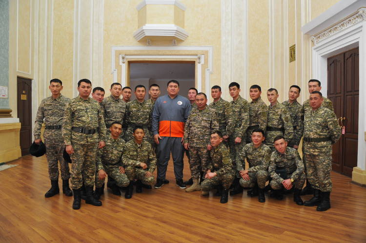 С военнослужащими регионального командования «Восток» встретился двукратный победитель турнира «Әлем барысы» Айбеков Нугымаровым