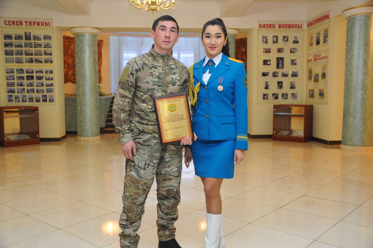С военнослужащими регионального командования «Восток» встретился двукратный победитель турнира «Әлем барысы» Айбеков Нугымаровым