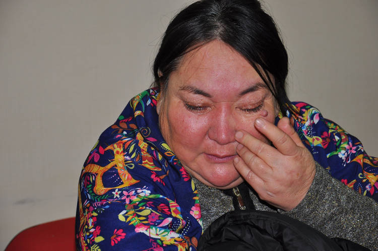 Приехавшая в суд мать убиенных подростков рассказала о своих детях
