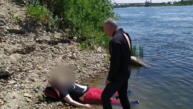 Танзания люди прыгают с лодки