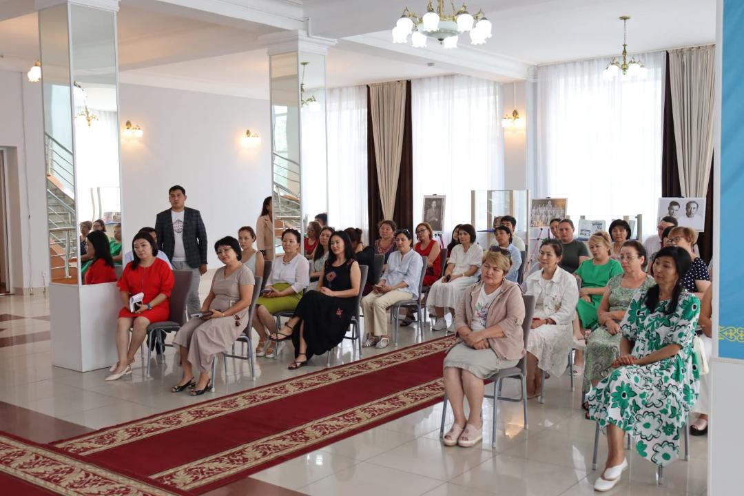 Мырзаканова семей. Прорверка семей. Башеева г. Новости семея. Вручение ключей от квартир.