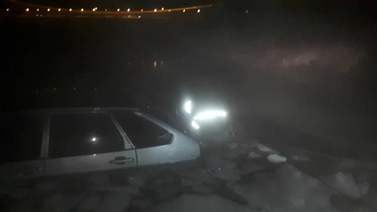 Автомобиль чуть не затонул в Иртыше