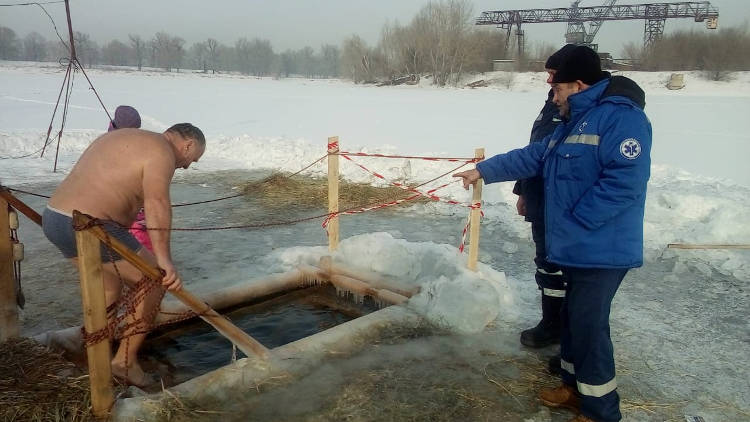 Спасатели Семея обеспечили безопасность верующих  во время крещенских купаний