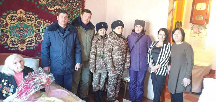 В Семее военнослужащие поздравили ветерана Великой Отечественной войны с юбилеем