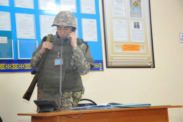В Семее прошли тактико-специальные учения по отражению нападении диверсионных групп на воинские части