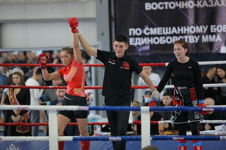 Хрупкая разведчица стала победителем турнира по ММА