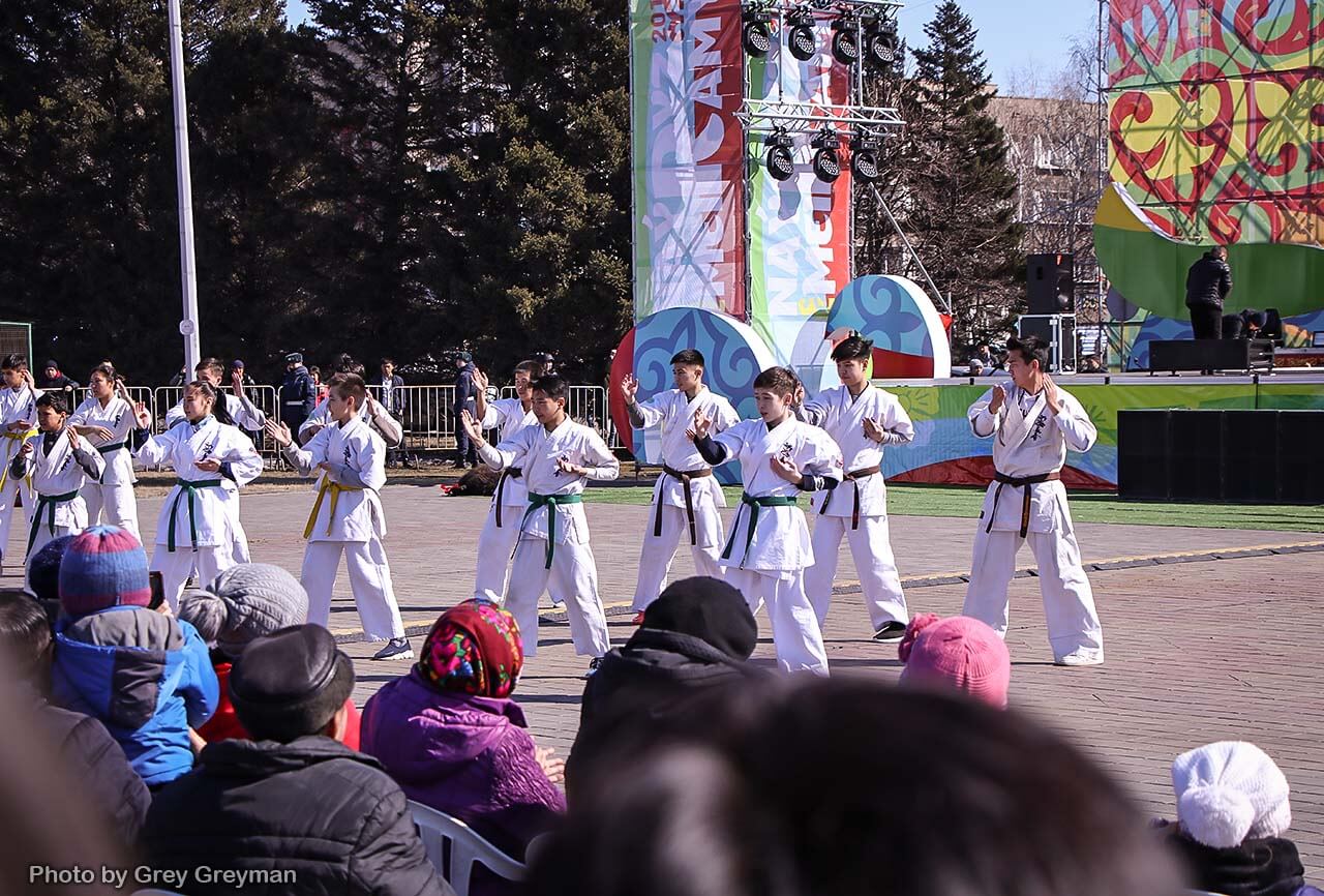 Наурыз шагает по стране