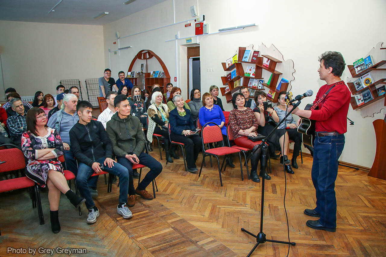 Квартирник в библиотеке: вечер песен под гитару