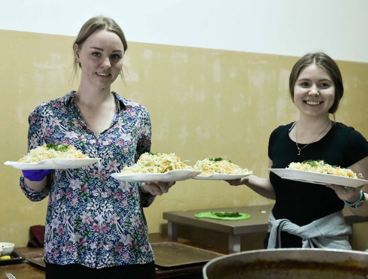 Жительница столицы кормит пенсионеров бесплатными обедами