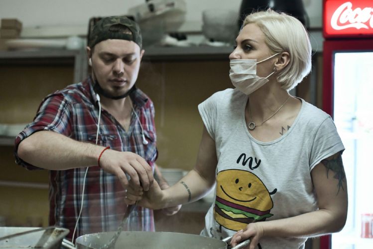 Жительница столицы кормит пенсионеров бесплатными обедами