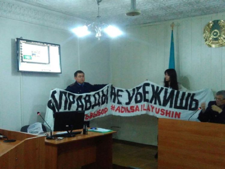 Активистов, вывесивших баннер о выборах, арестовали на 15 суток