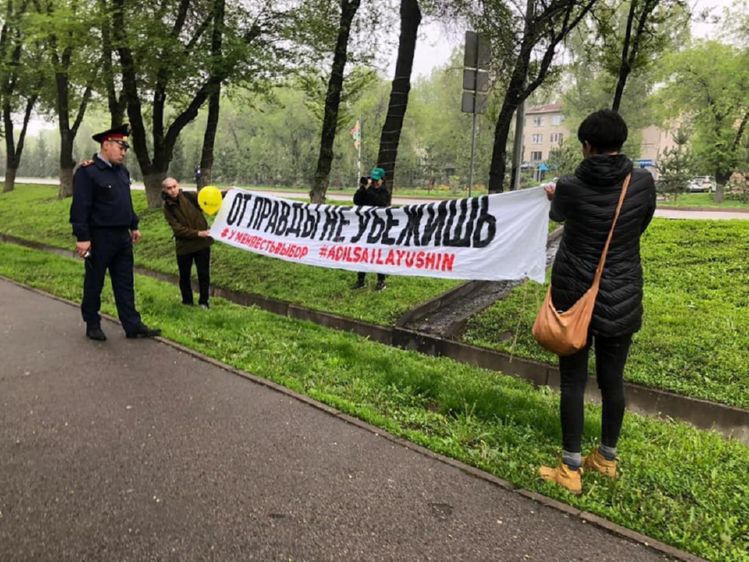 Активистов, вывесивших баннер о выборах, арестовали на 15 суток