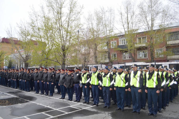 В Семее наградили полицейских, спасших прыгнувшую с моста женщину