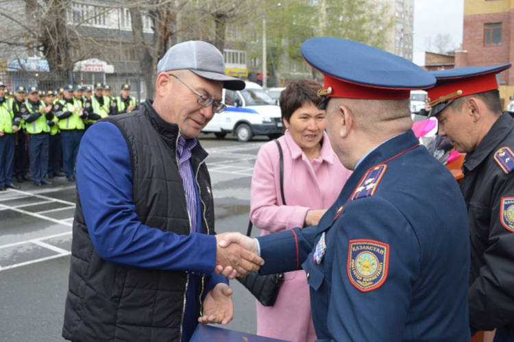 В Семее наградили полицейских, спасших прыгнувшую с моста женщину