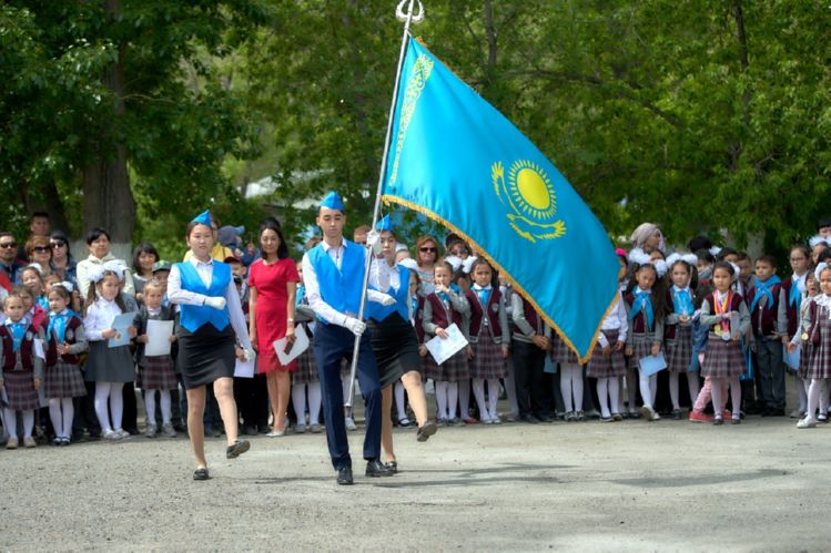 Выпускники школ высадили свыше тысячи деревьев в Семее