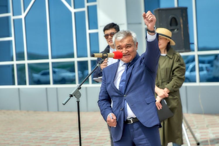 Выпускники школ высадили свыше тысячи деревьев в Семее