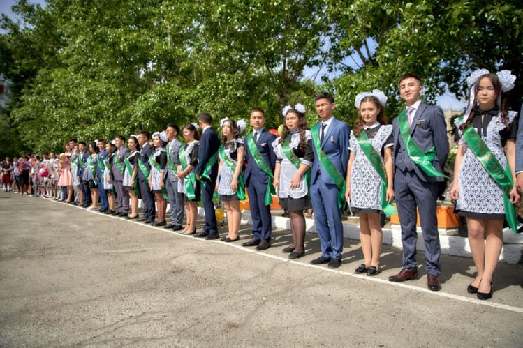 Выпускники школ высадили свыше тысячи деревьев в Семее