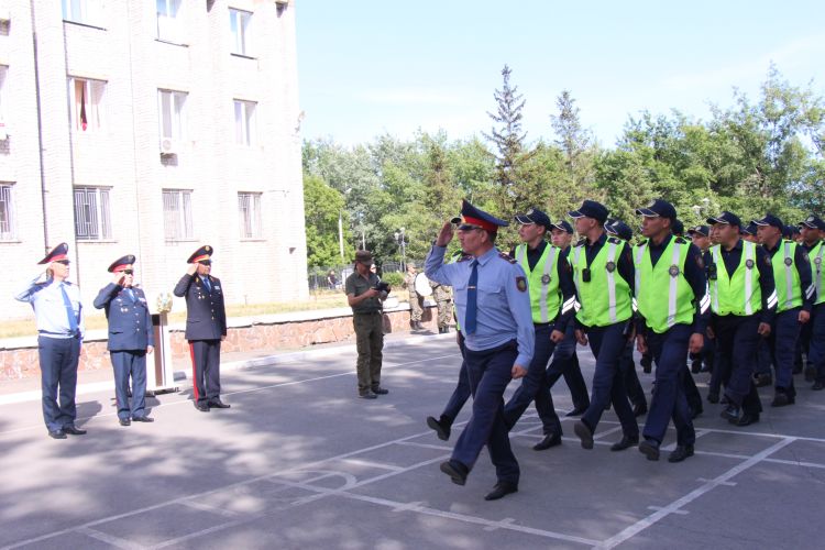 Министр внутренних дел РК генерал-лейтенант полиции Ерлан Тургумбаев наградил полицейских-героев Семея