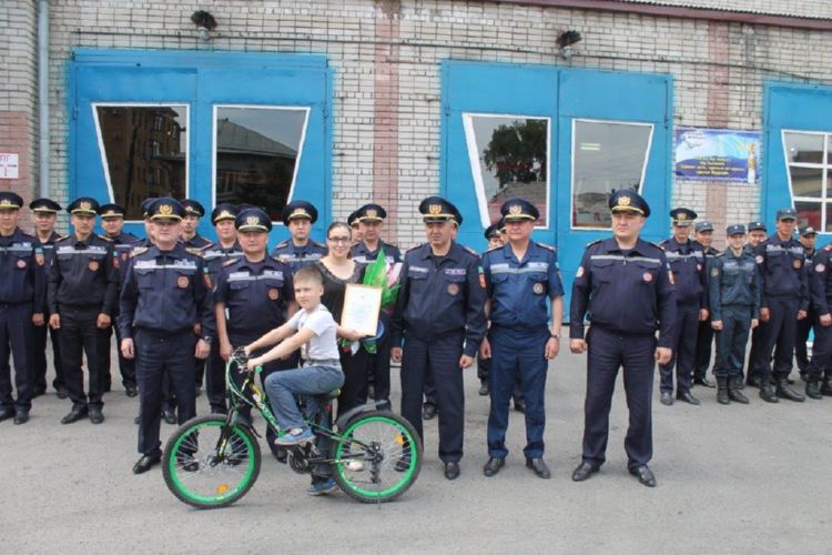 В Семее маленького героя наградили велосипедом