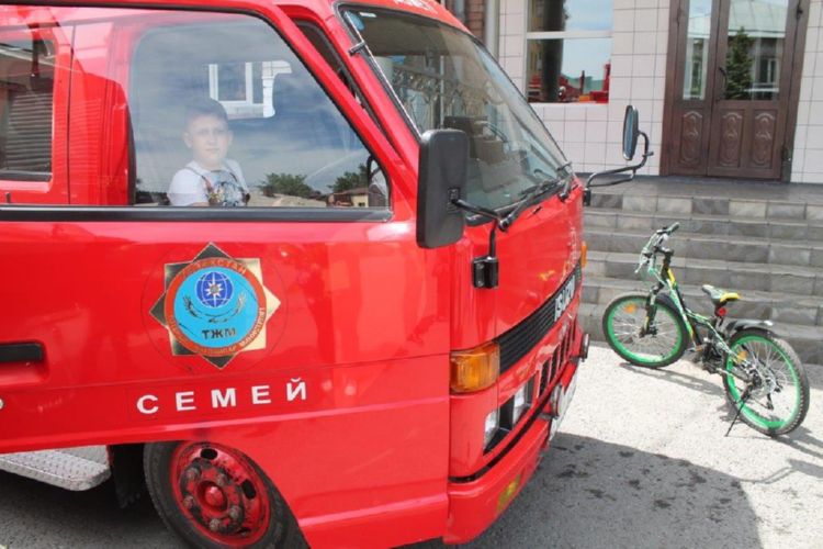 В Семее маленького героя наградили велосипедом