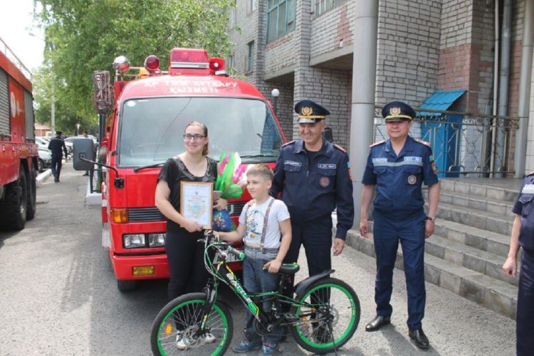 В Семее маленького героя наградили велосипедом