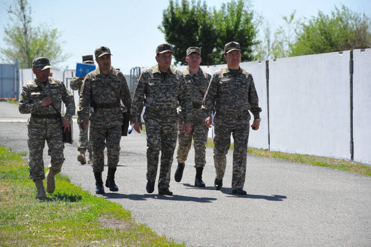 Главнокомандующий Сухопутными войсками Вооруженных Сил Республики Казахстан посетил воинские части регионального командования «Восток»