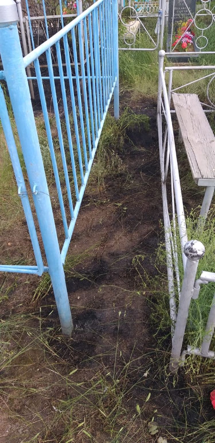 В Семее горело кладбище