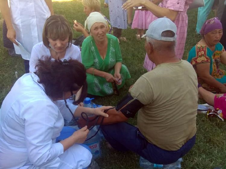 В голодные обмороки падали пострадавшие из Арыси, эвакуированные в мечеть Шымкента