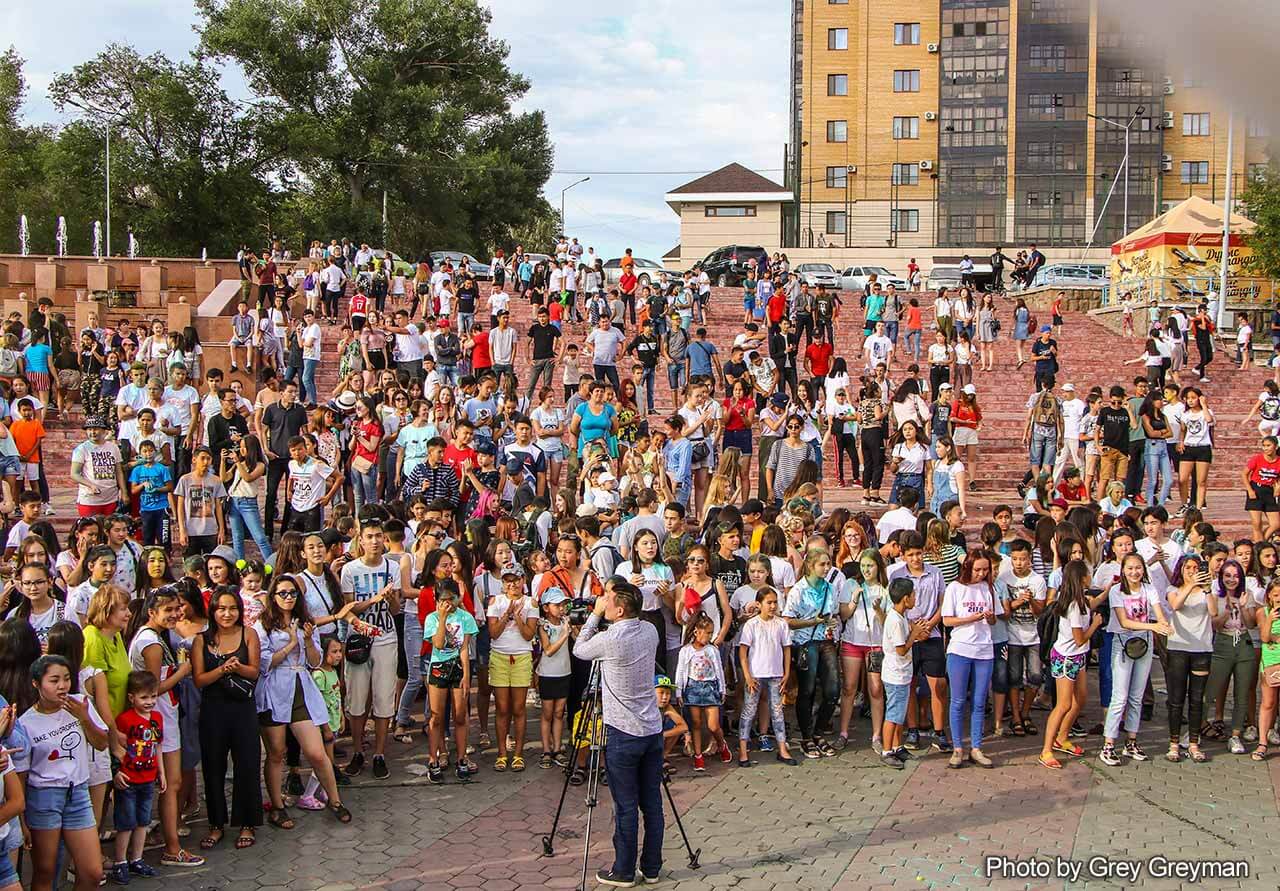 Молодежь Семея раскрасилась во все цвета радуги