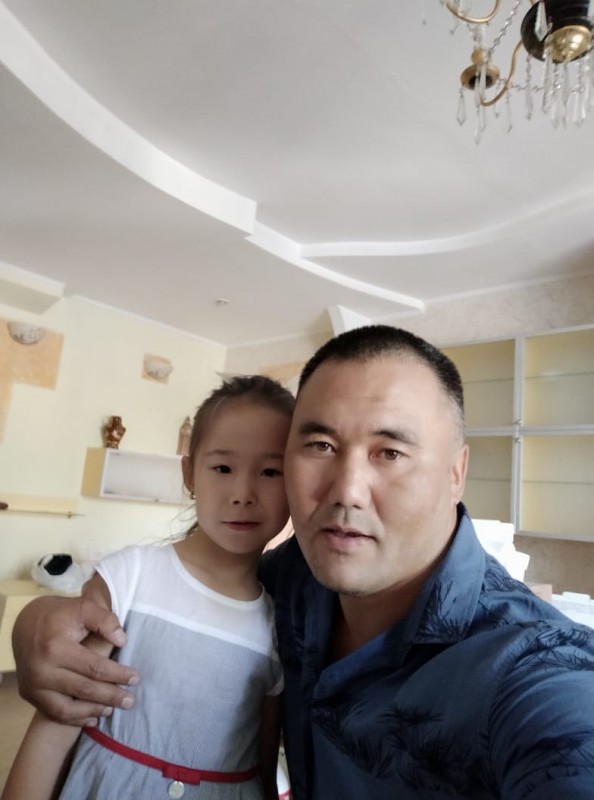 Жителю Семея, спасшему 48 человек из горящего автобуса, подарили квартиру