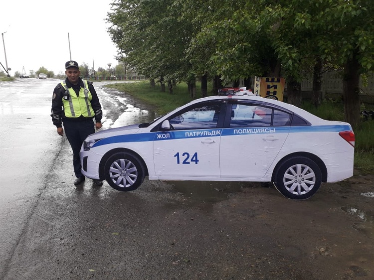 На загородных трассах Восточно-Казахстанской области появились макеты-муляжи автомобилей патрульной полиции