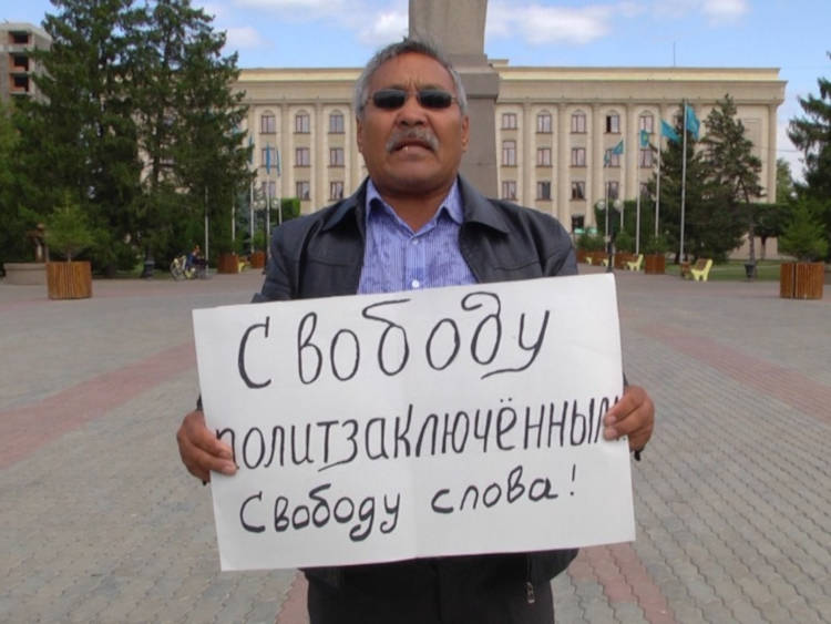 Одиночную акцию протеста в Уральске поддержали прохожие