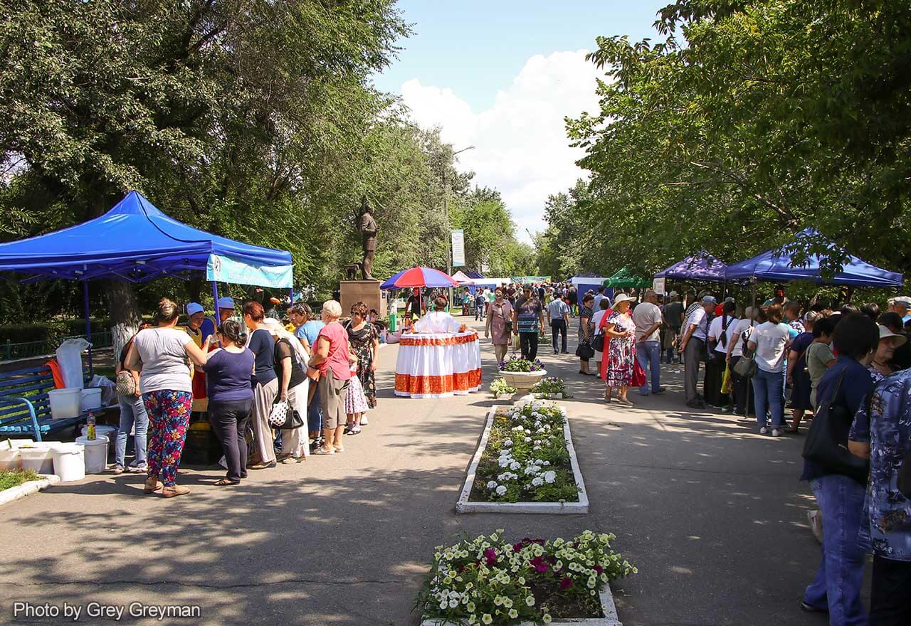 В Семее проходит городской праздник-ярмарка «Медово-яблочный Спас»