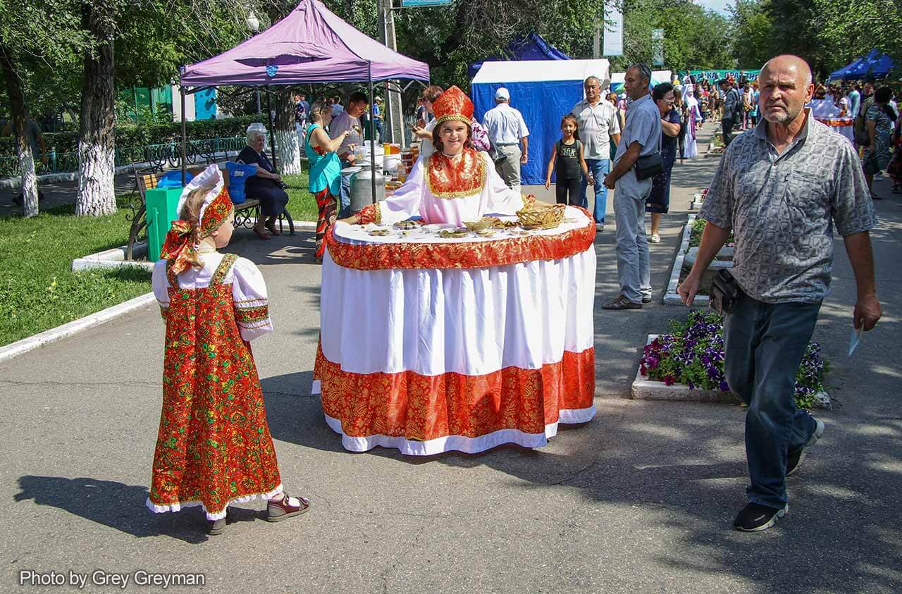 В Семее проходит городской праздник-ярмарка «Медово-яблочный Спас»