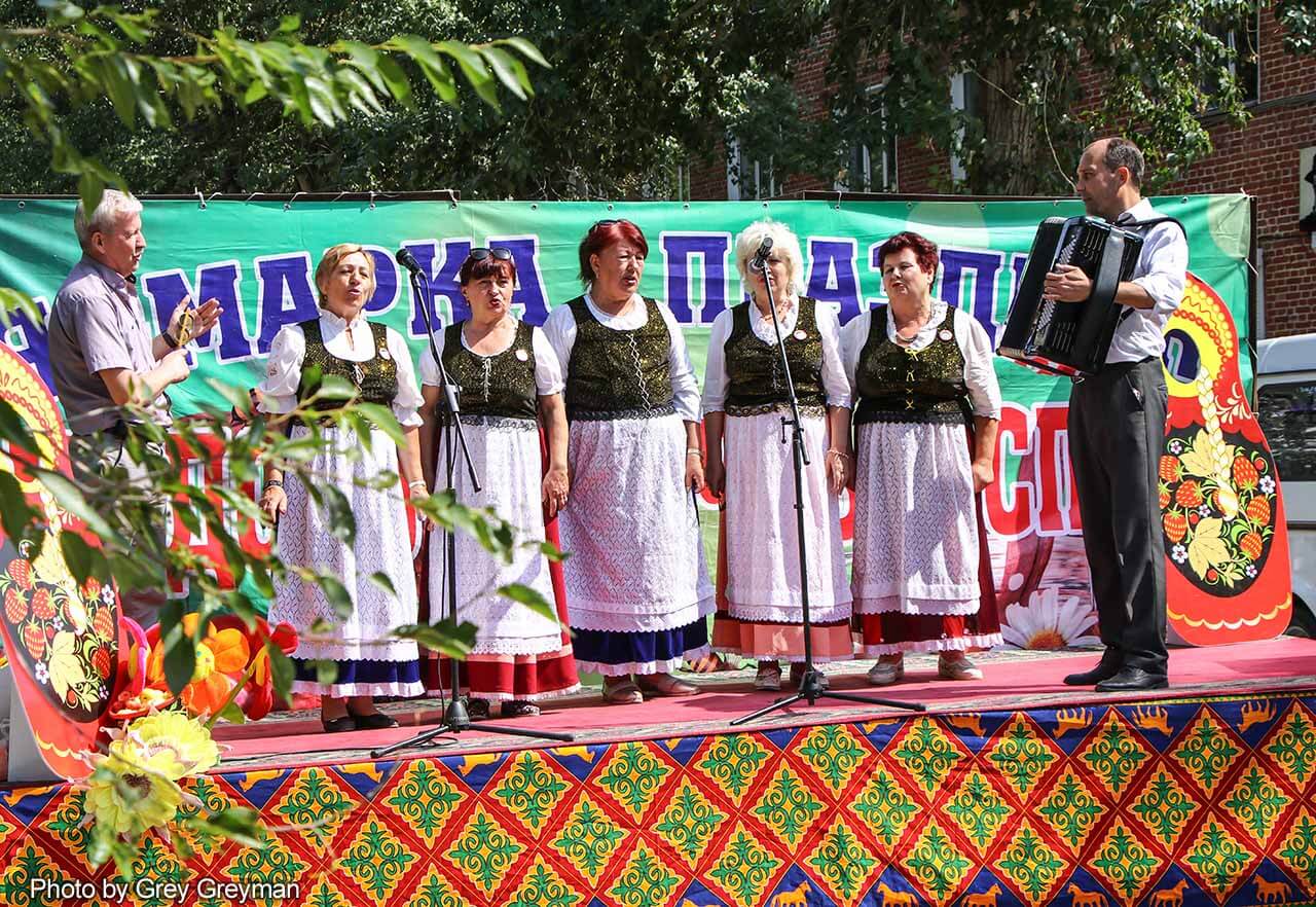 В Семее проходит городской праздник-ярмарка «Медово-яблочный Спас»