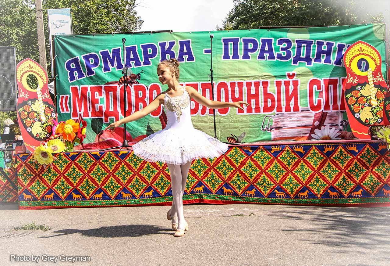 В Семее проходит городской праздник-ярмарка «Медово-яблочный Спас»