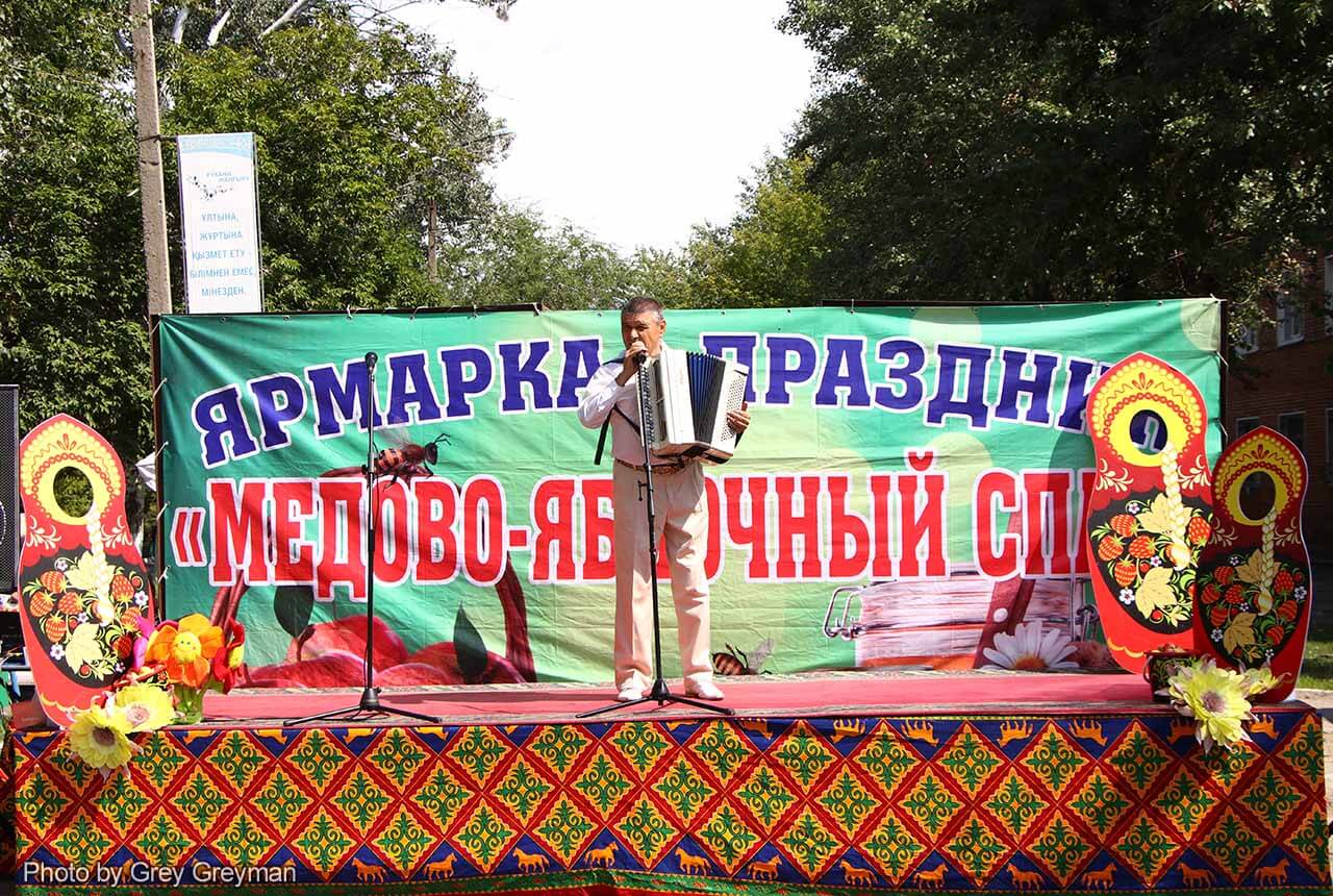 В Семее проходит городской праздник-ярмарка «Медово-яблочный Спас»