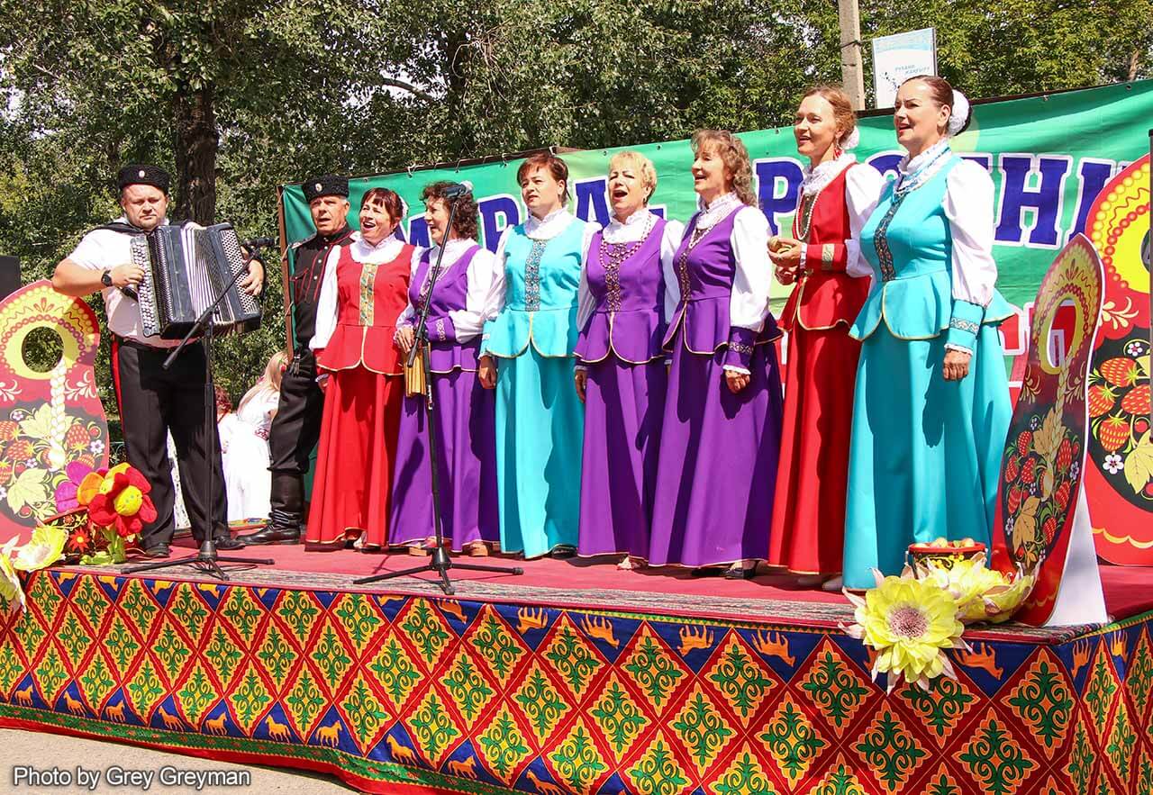 В Семее проходит городской праздник-ярмарка «Медово-яблочный Спас»