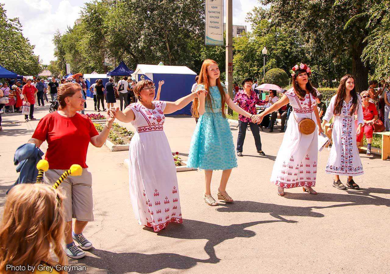 В Семее проходит городской праздник-ярмарка «Медово-яблочный Спас»