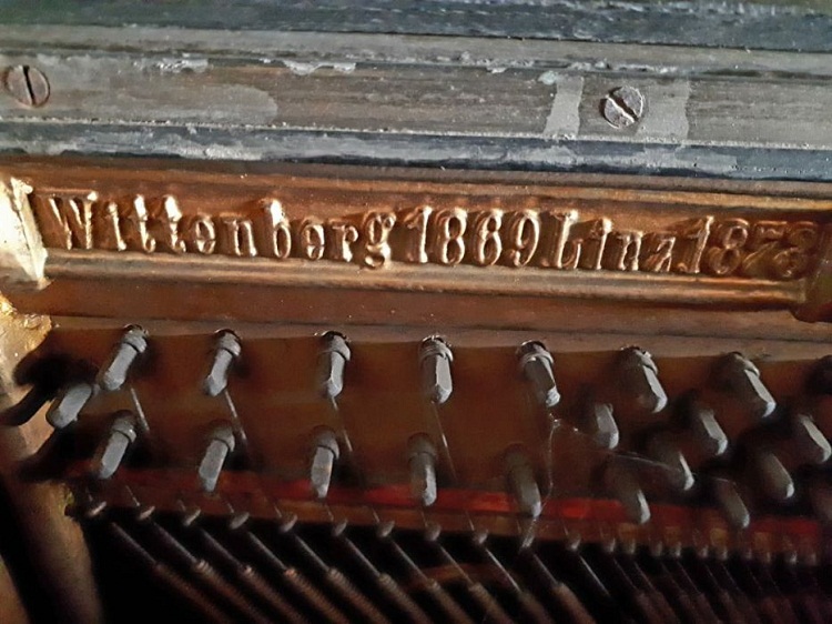 150-летнее немецкое пианино продают в Семее