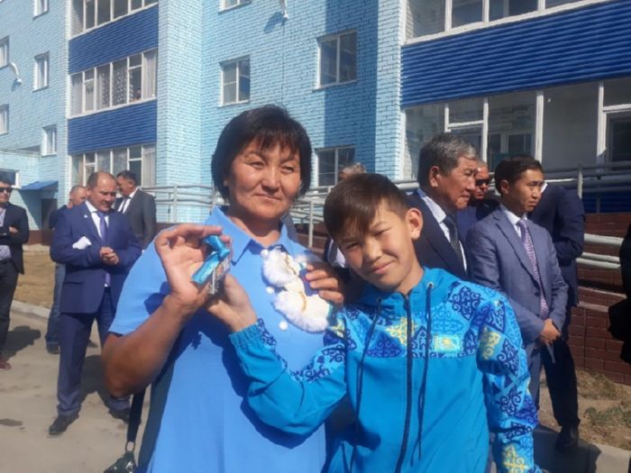 В Семее 19 многодетных семей получили ключи от новых квартир